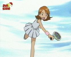 Elle pratique le tennis